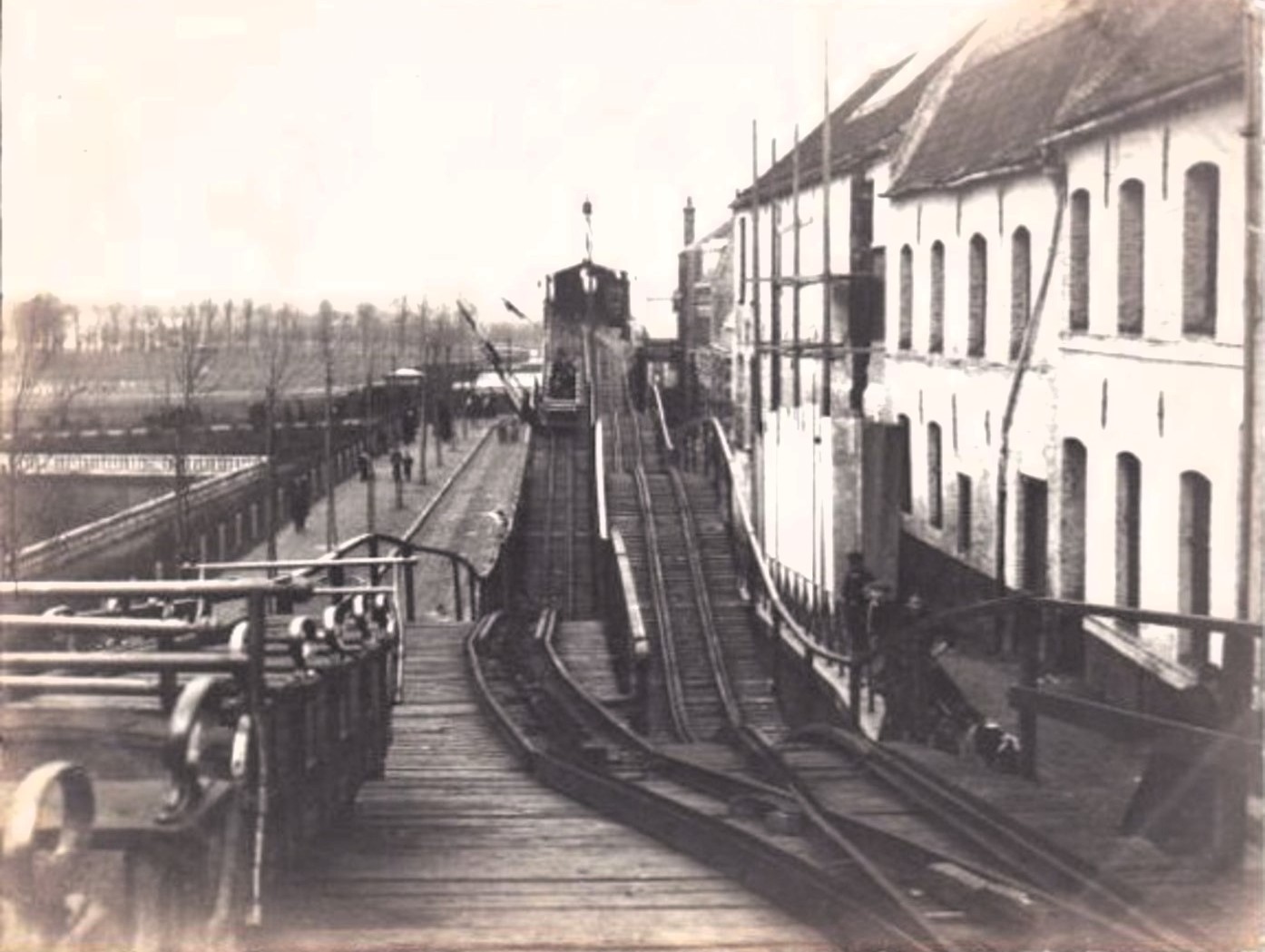 Ce manége est installé sur le boulevard qui à l'époque était plus calme, car il y avait beaucoup moins de circulation.